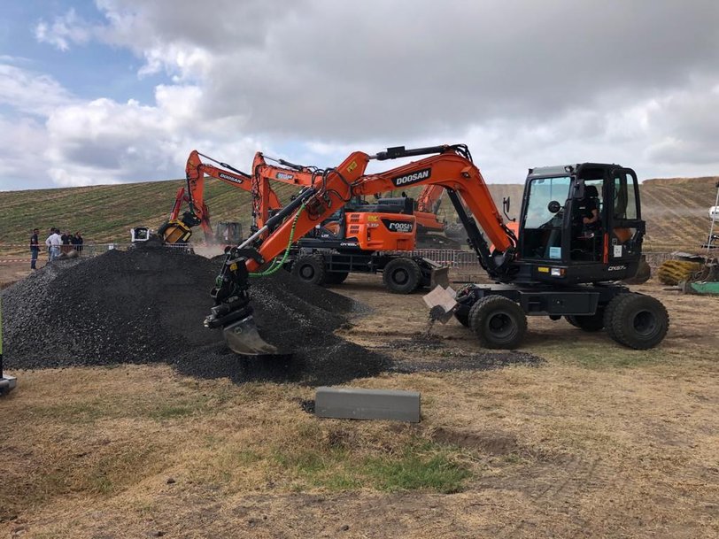 On Reunion Island, the dealer DMP shares its passion with Doosan